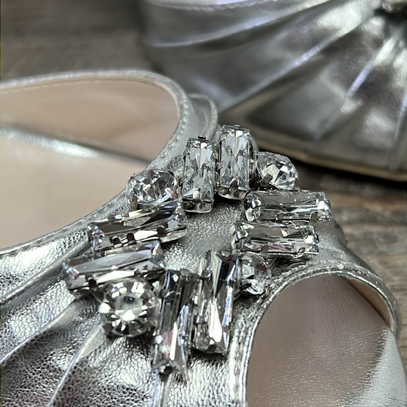David’s Bridal DESI Silver Metallic Embellished Peep Toe Pumps Size 9 - Picture 6 of 16